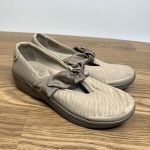 Bzees Playful Women Mary Jane Shoes Size 8 M Beige Fabric Slip On Ribbon Tie